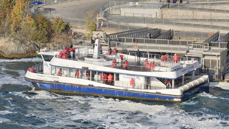 Vyhlidkova-lod-pod-vodopady-kanada