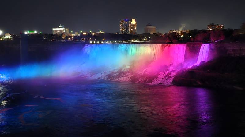 zajimavosti-niagarske-vodopady-vecer-osvetlene