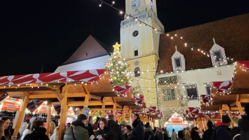 Vanocni-trhy-bratislava-slovensko-zapakuj