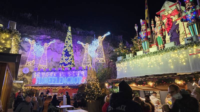 Fluweelengrot-jeskyne-cave-vanocni-trhy-valkenburg