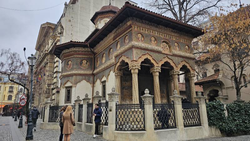6-Kostel-Stavropoleos-bukurest-zapakuj