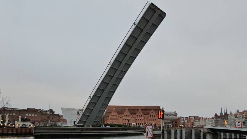 11-Footbridge-to-Ołowianka-Bascule-Bridge