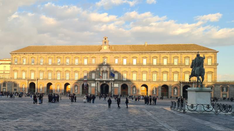 8-royal-palace-at-piazza-del-plebiscito